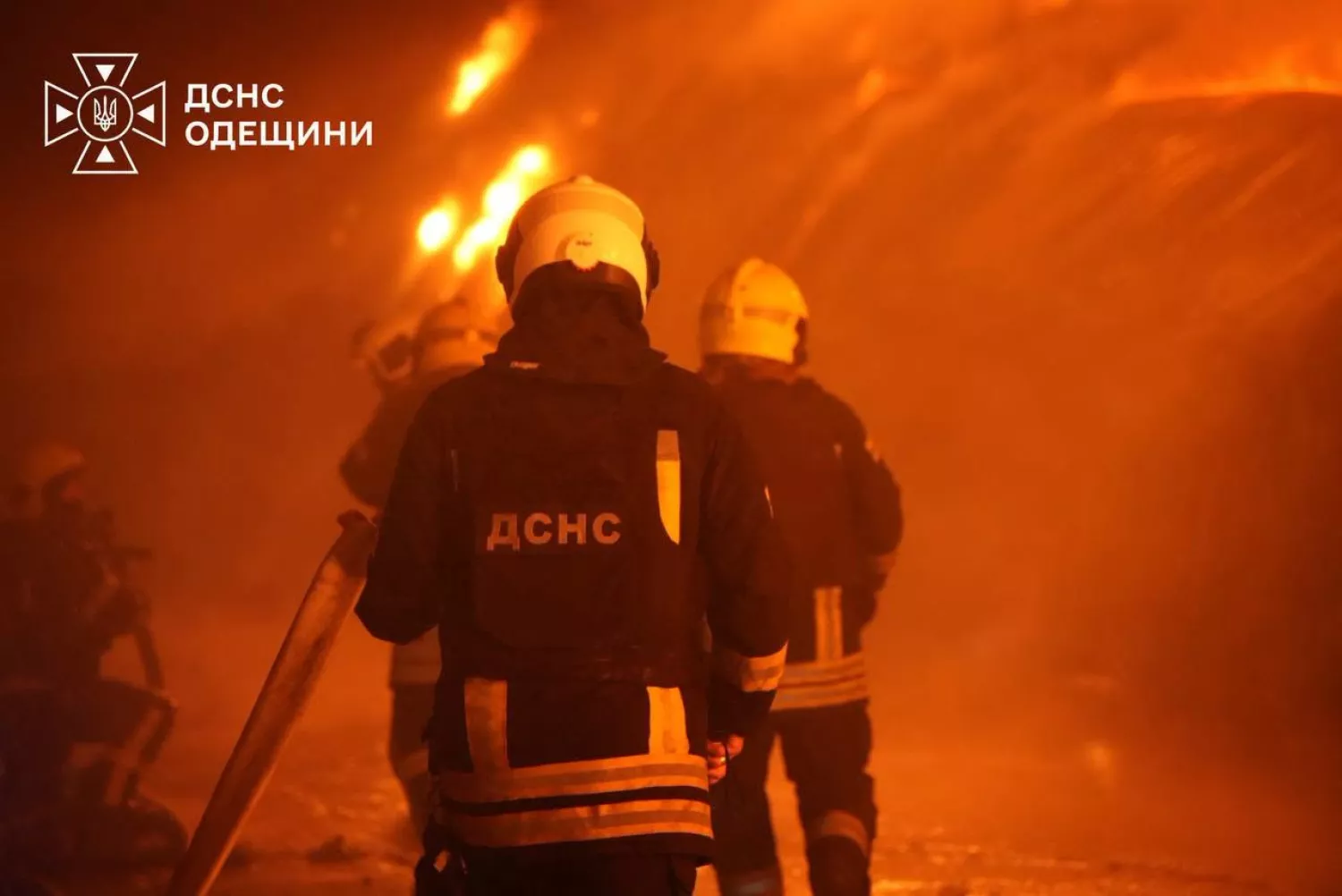 На Одещині після російської атаки 22 вересня спалахнули склади. Фото: ДСНС
