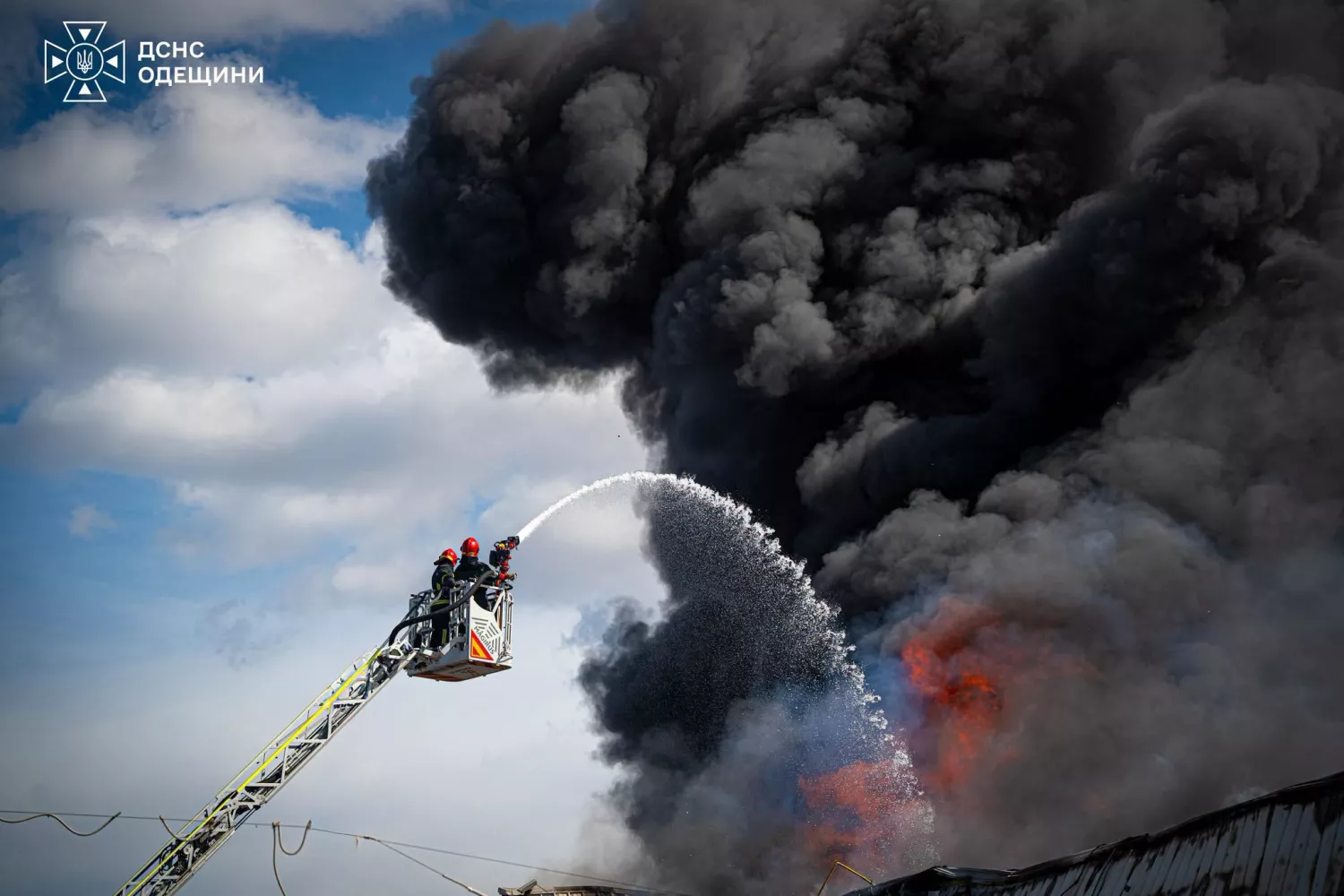 На Одещині після російської атаки 22 вересня спалахнули склади. Фото: ДСНС