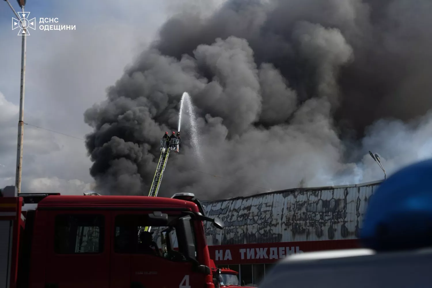 На Одещині після російської атаки 22 вересня спалахнули склади. Фото: ДСНС