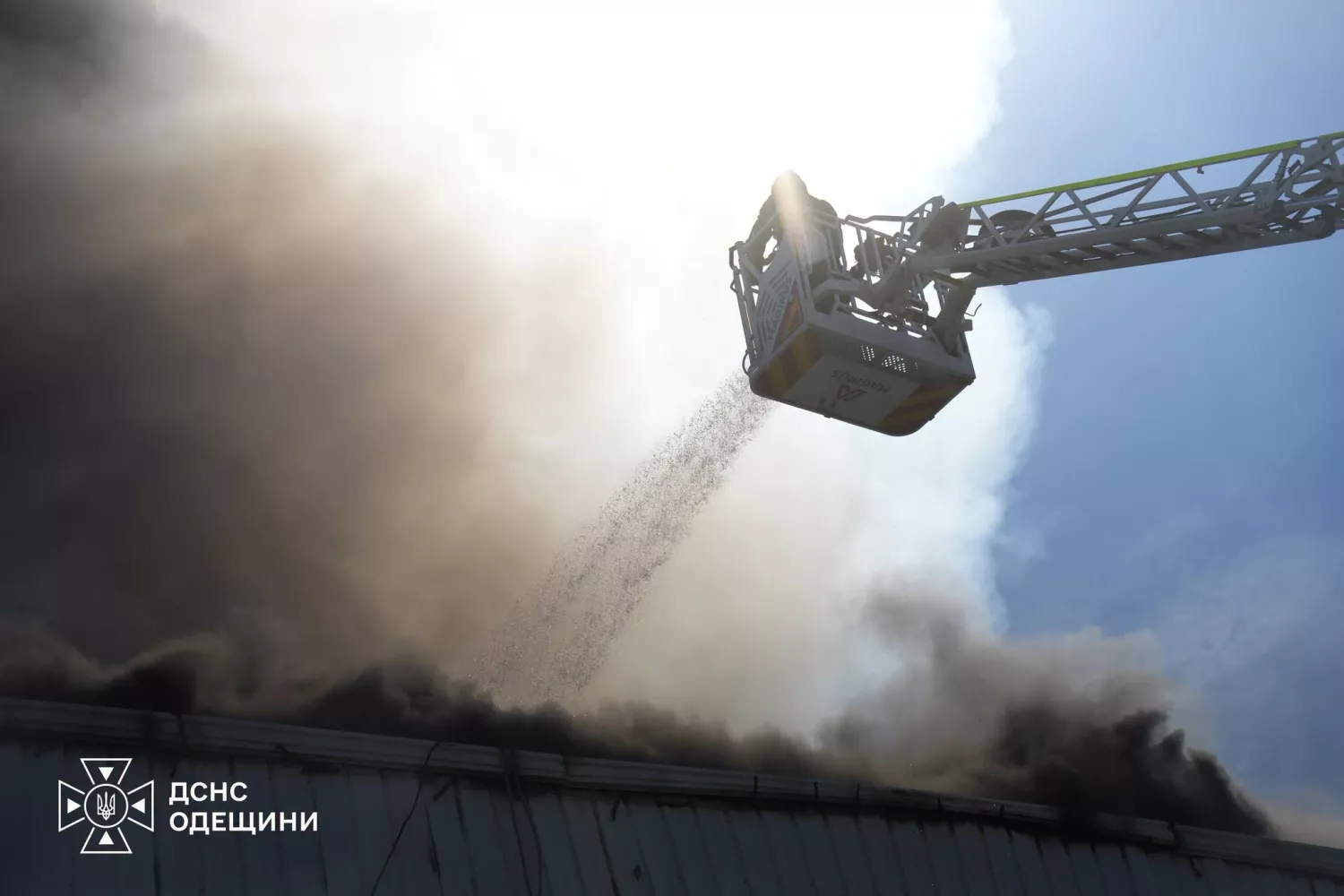 На Одещині після російської атаки 22 вересня спалахнули склади. Фото: ДСНС