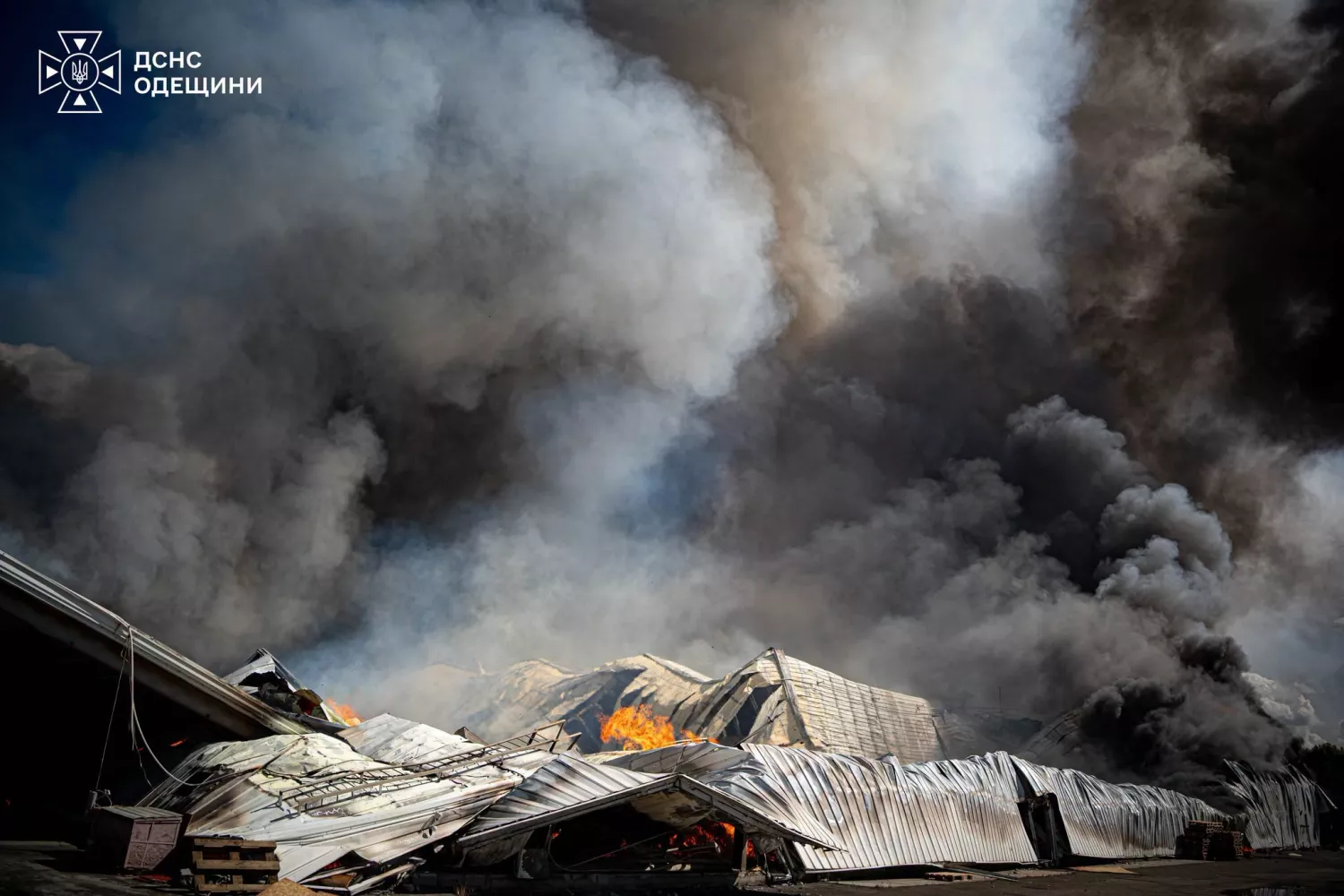 На Одещині після російської атаки 22 вересня спалахнули склади. Фото: ДСНС