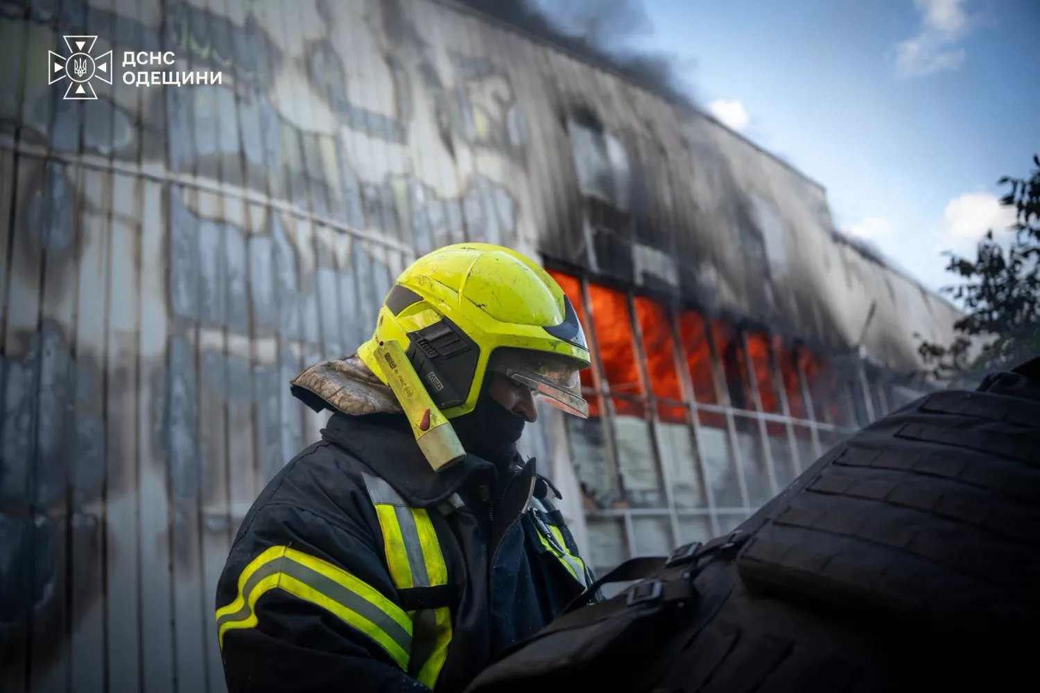 На Одещині після російської атаки 22 вересня спалахнули склади. Фото: ДСНС
