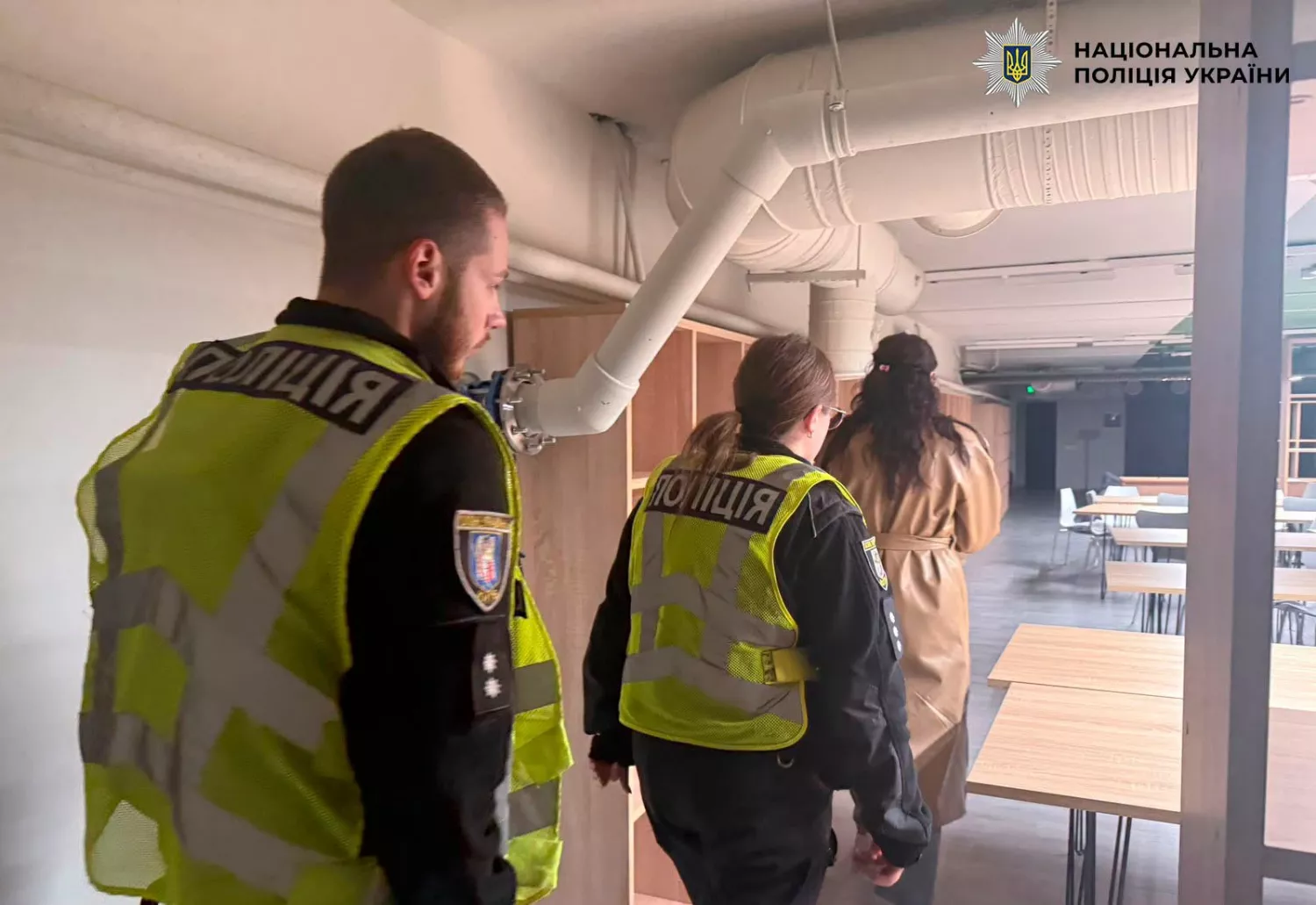 Поліція проводить слідчі дії щодо недопуску студентів в укриття під час тривоги. Фото: поліція Києва