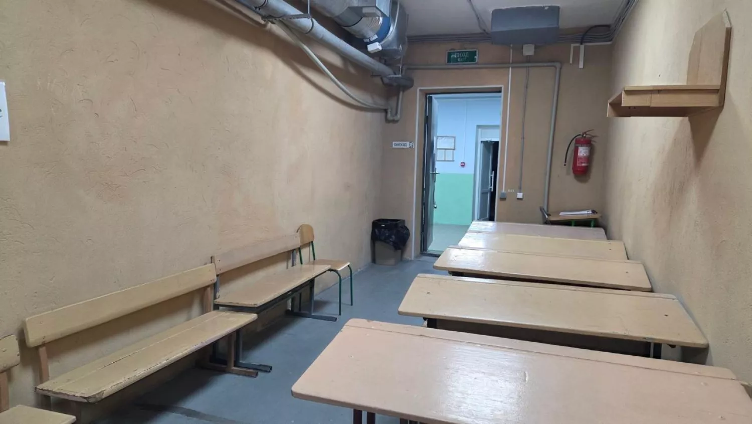 Журналісти показали шкільне укриття у Миколаєві: класи розділені шторами, діти по троє за партою. Фото: Суспільне Миколаїв
