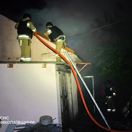 Рятувальники загасили дві пожежі в Очаківській громаді після атак дронів. Фото: ДСНС