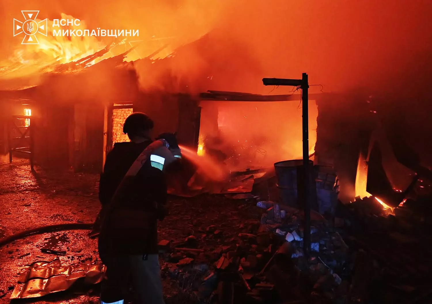 Рятувальники загасили дві пожежі в Очаківській громаді після атак дронів. Фото: ДСНС