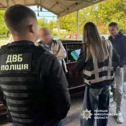На Миколаївщині керівника навчального закладу підозрюють у впливі на екзаменаторів МВС. Фото: Нацполіція