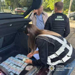 На Миколаївщині керівника навчального закладу підозрюють у впливі на екзаменаторів МВС. Фото: Нацполіція
