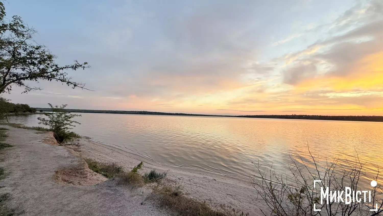 На Намиві з шин та сміття облаштовують саморобні конструкції у воді. Фото: NikVesti