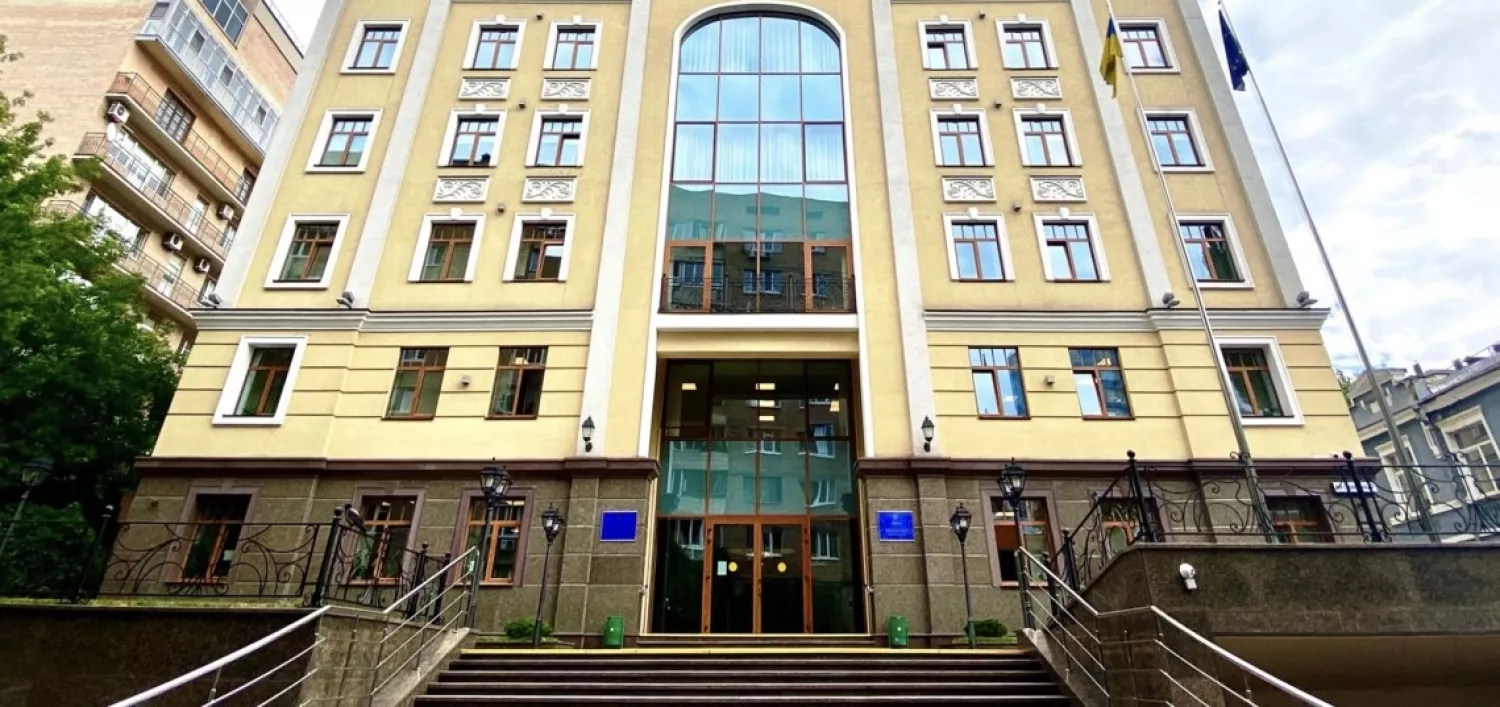 Росіяни пошкодили будівлю Вищої ради правосуддя у Києві. Фото: slovoidilo.ua