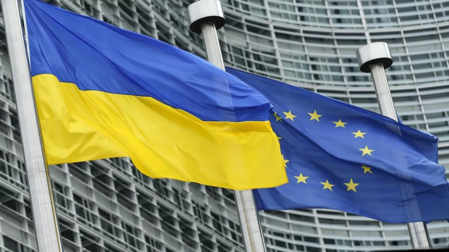 Прапори України та ЄС. Ілюстративне фото: Ye Pingfan