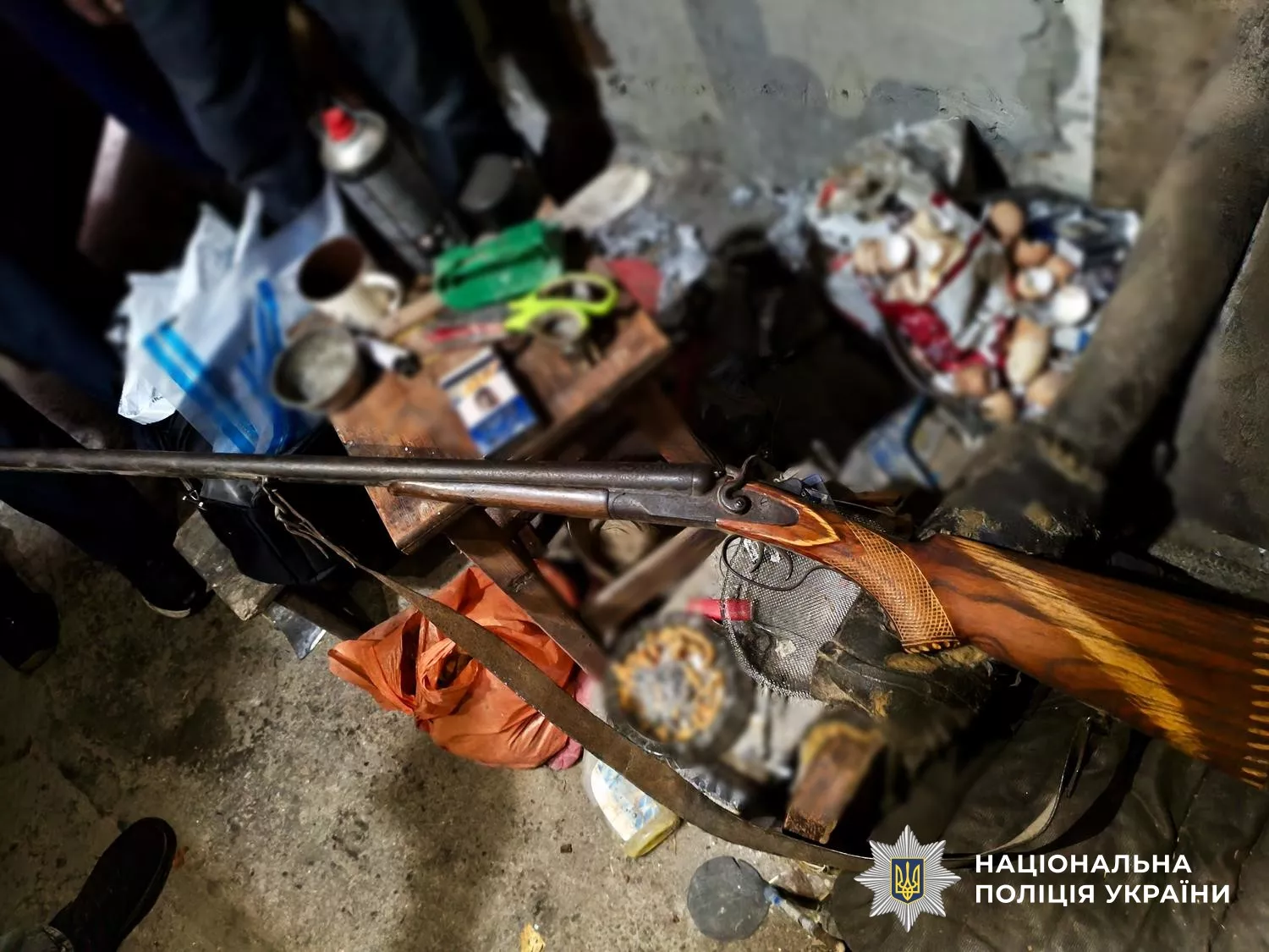 На Первомайщині у місцевого жителя вилучили 8 гранат, рушниці та канабіс. Фото нацполіція