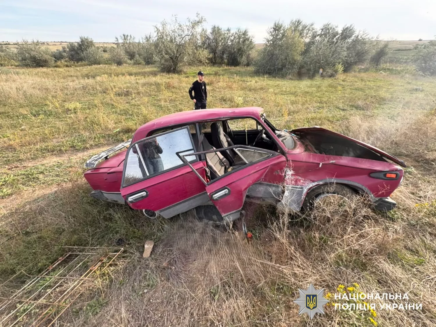 На Миколаївщині водій ВАЗ загинув після перекидання авто. Фото: Нацполіція