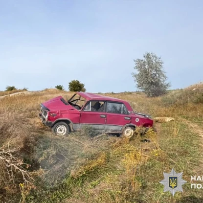 На Миколаївщині водій ВАЗ загинув після перекидання авто. Фото: Нацполіція