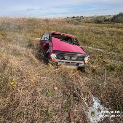 На Миколаївщині водій ВАЗ загинув після перекидання авто. Фото: Нацполіція