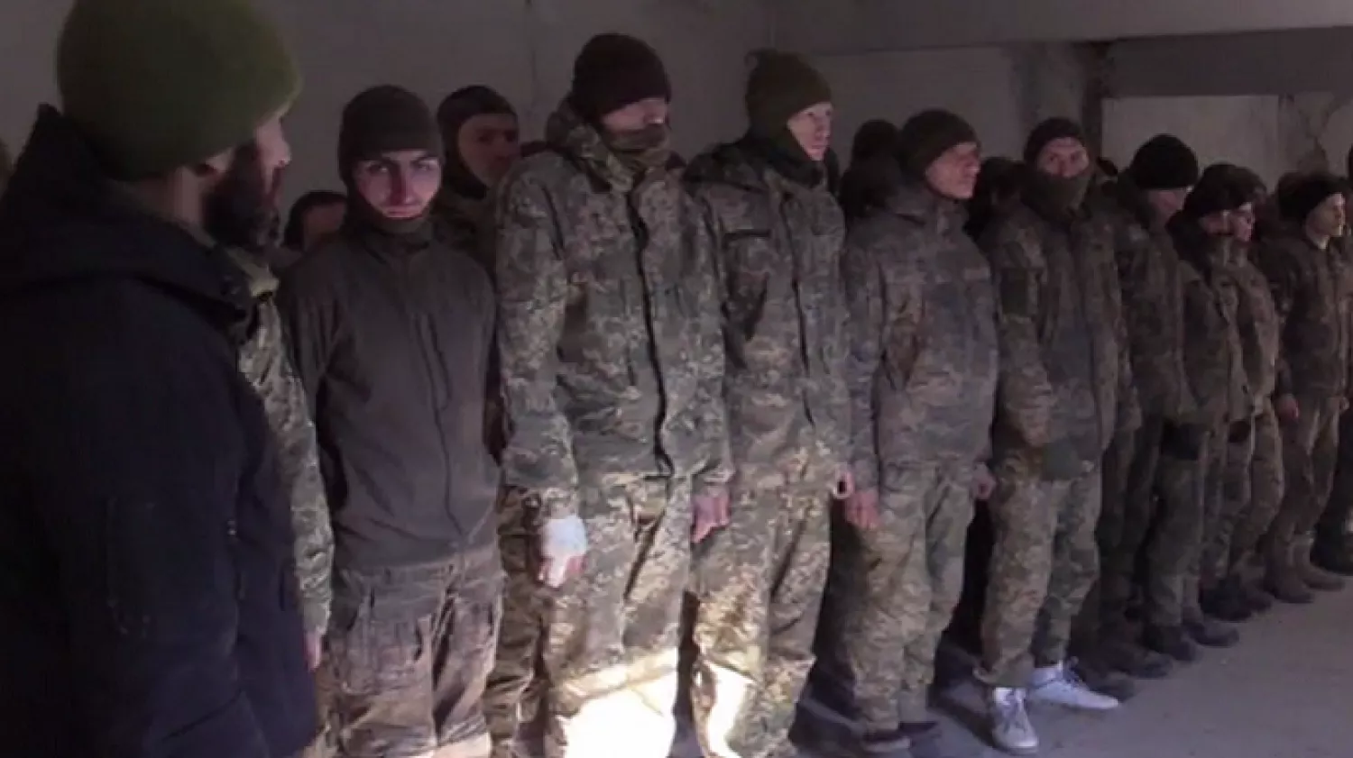 Бійці 501 ОБМП в одному з покинутих ангарів у селищі Сартана. Скриншот з відео росмедіа