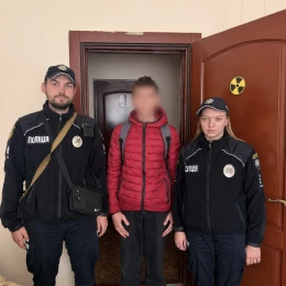 Поліцейські уговорили підлітка спуститися з 10-го поверху. Фото: Нацполіція