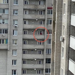 Поліцейські уговорили підлітка спуститися з 10-го поверху. Фото: Нацполіція