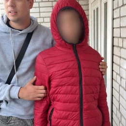 Поліцейські уговорили підлітка спуститися з 10-го поверху. Фото: Нацполіція