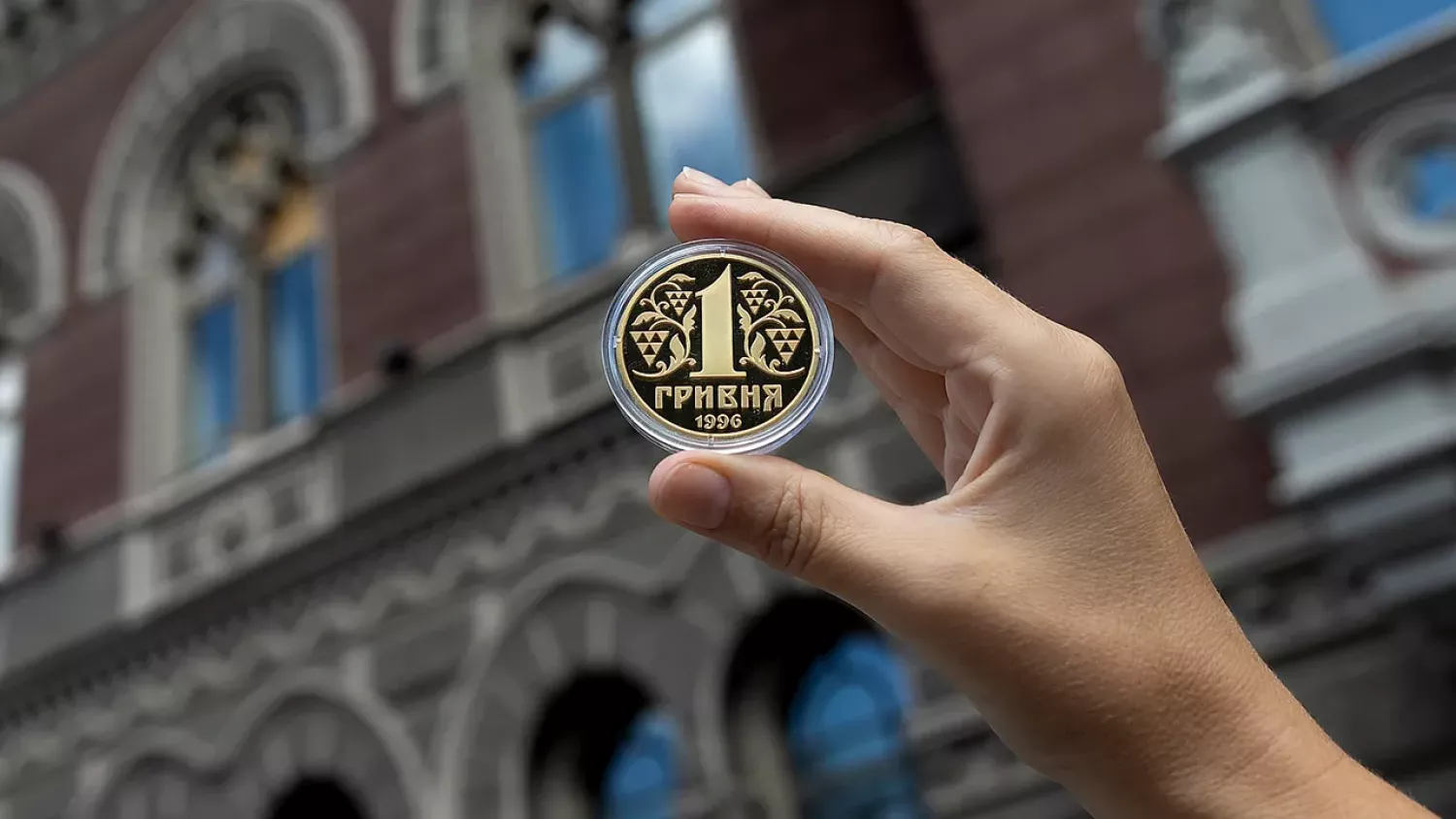 До 30-річчя гривні НБУ випустив пам’ятну срібну монету. Фото: НБУ
