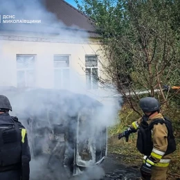 На Миколаївщині 2 вересня горіли будинки, автомобілі та ліс. Фото: ДСНС