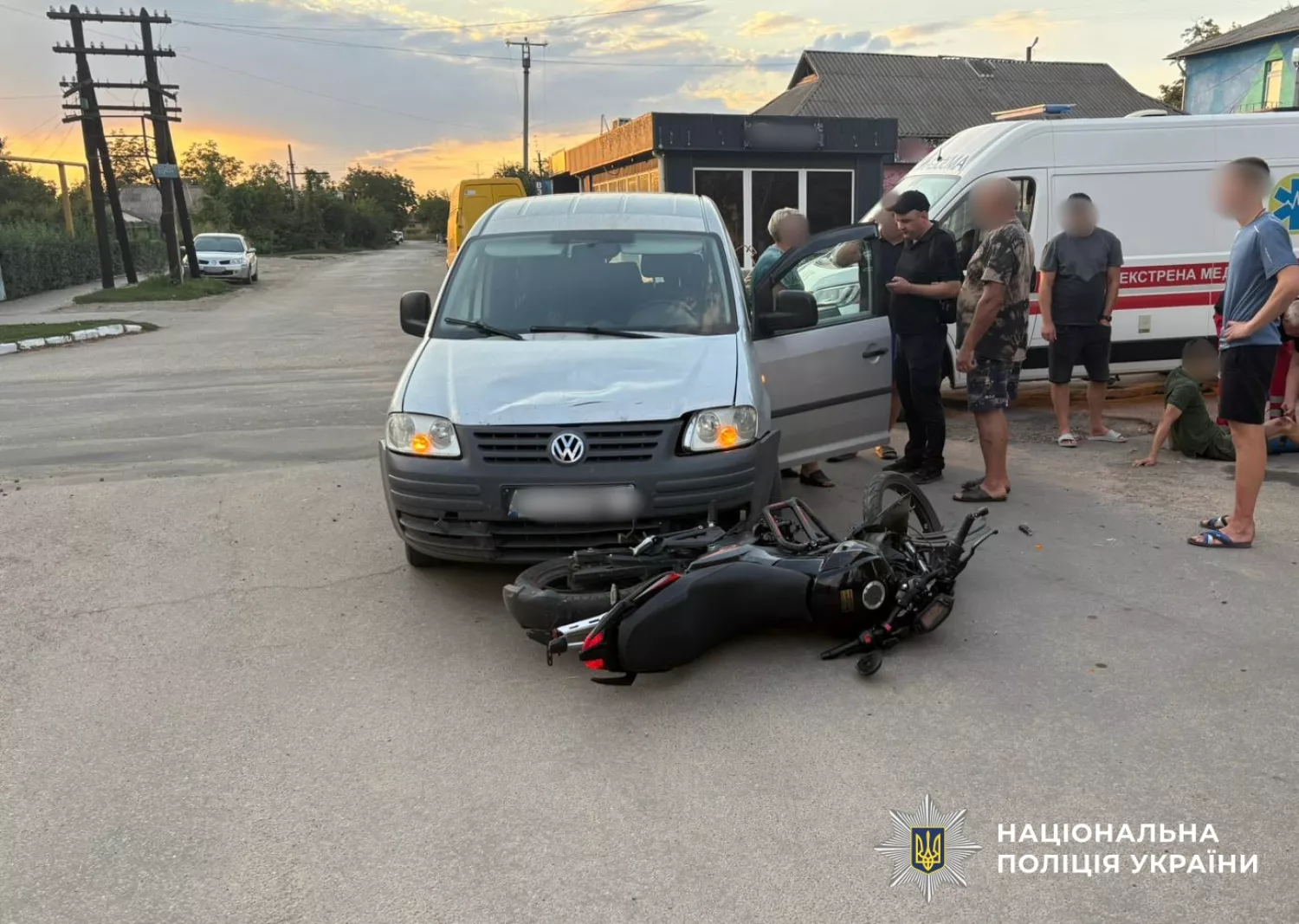 На Миколаївщині зіткнулися легковик та мотоцикл. Фото: Нацполіція