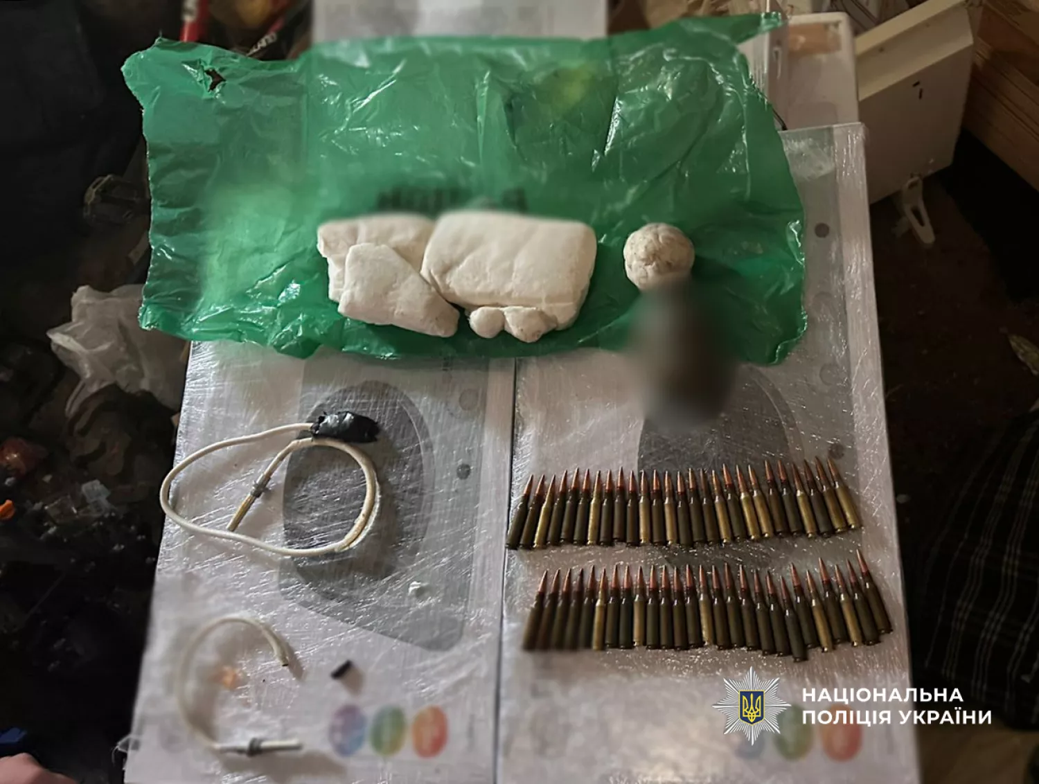 На Одещині затримали чоловіка за незаконне зберігання вибухівки та зброї. Фото нацполіції