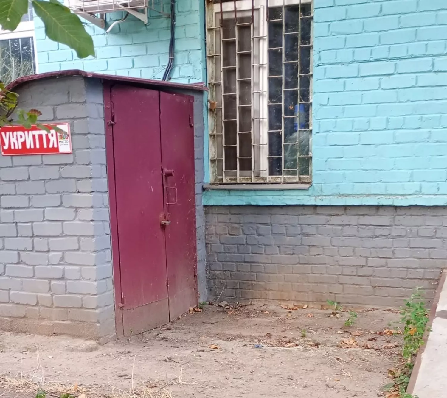 Жителька поскаржилася на закрите під час тривоги укриття у Корабельному районі. Фото: Альона Підкопай