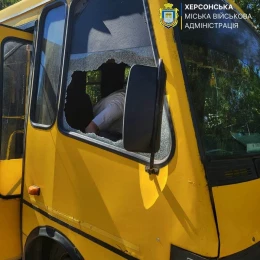 У Херсоні росіяни атакували маршрутку дроном 4 вересня. Фото: МВА