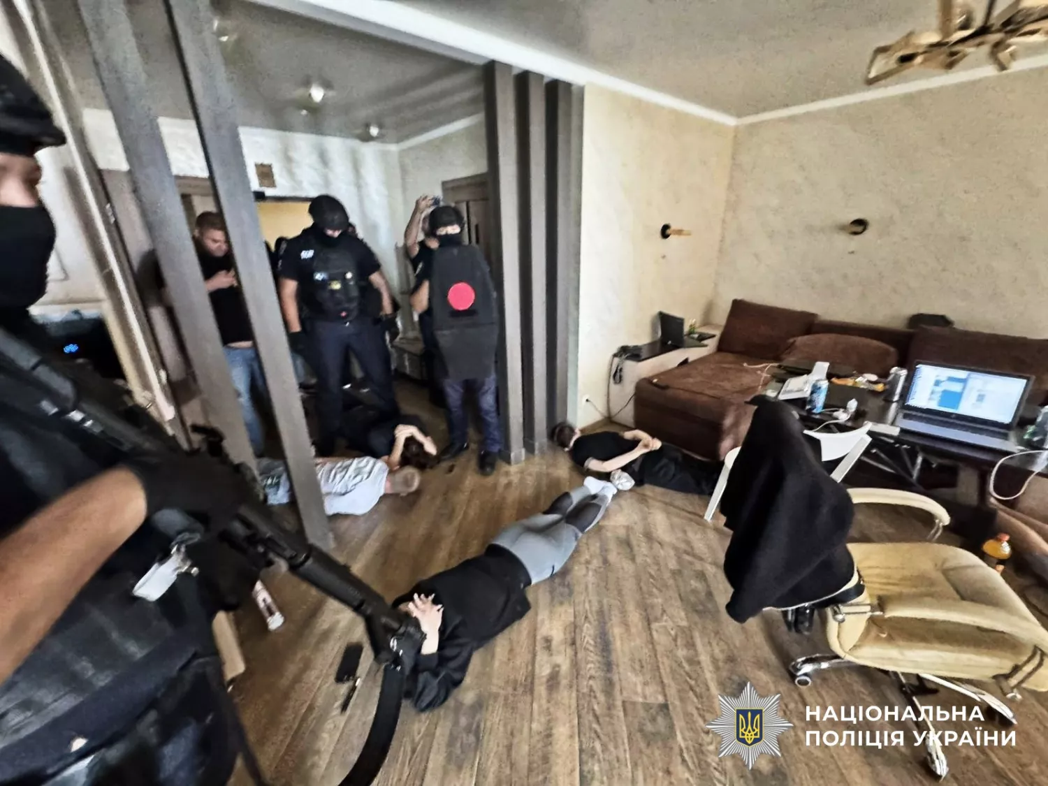 Поліція Миколаєва ліквідувала call-центр. Фото нацполіція