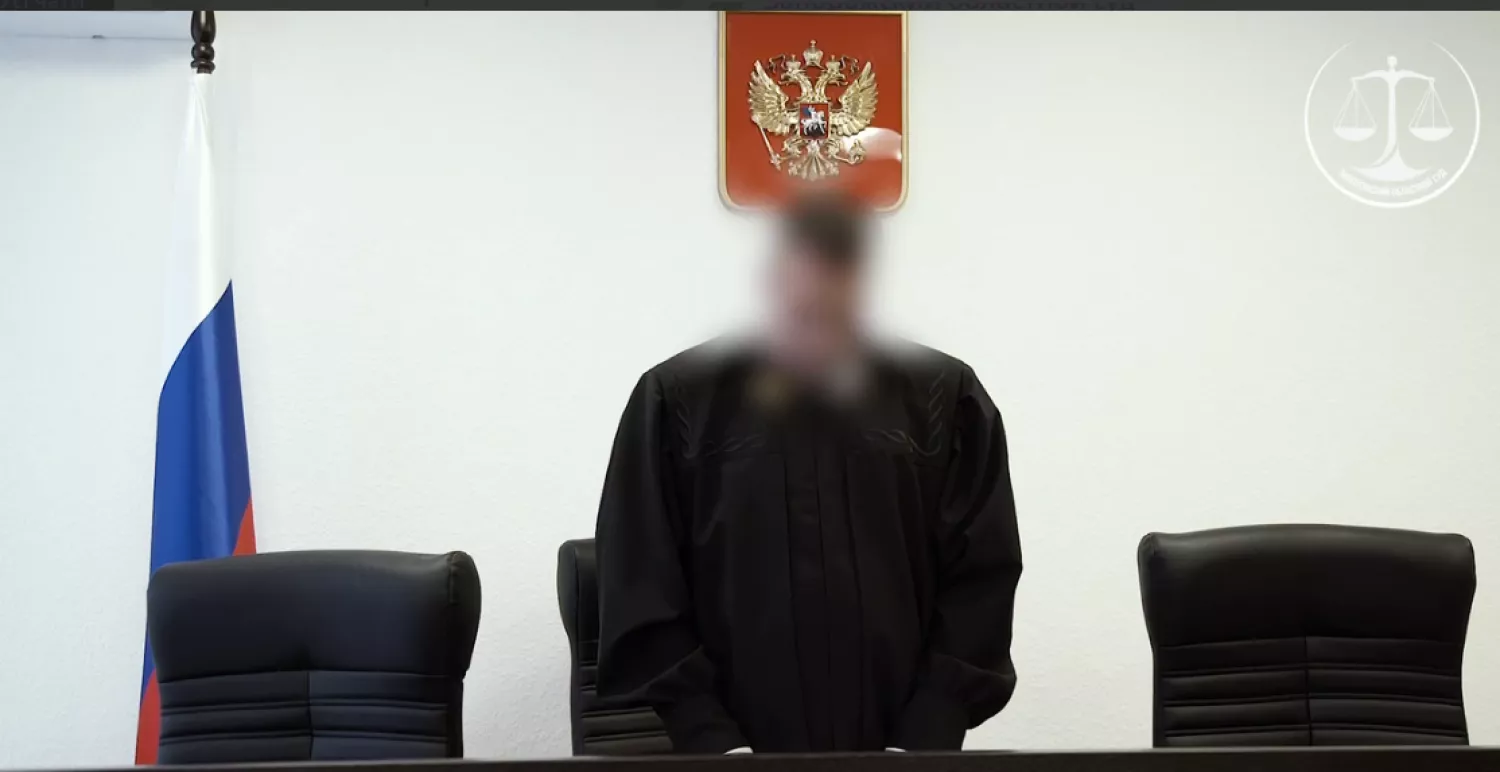 Обличчя судді на фото приховали. Фото сайт окупаційного суду
