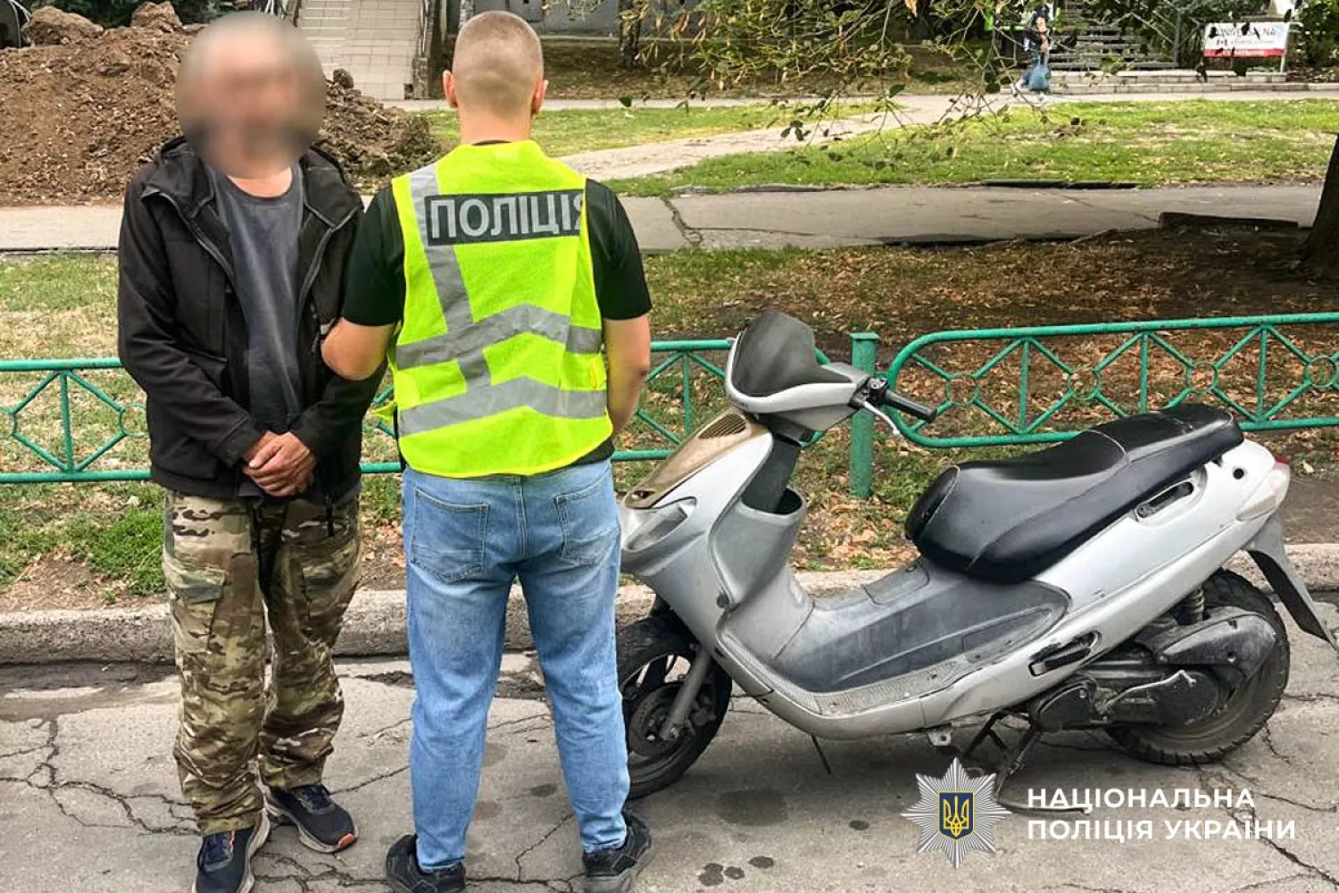 У Південноукраїнську затримали підозрюваного у крадіжці мопеда. Фото: Нацполіція