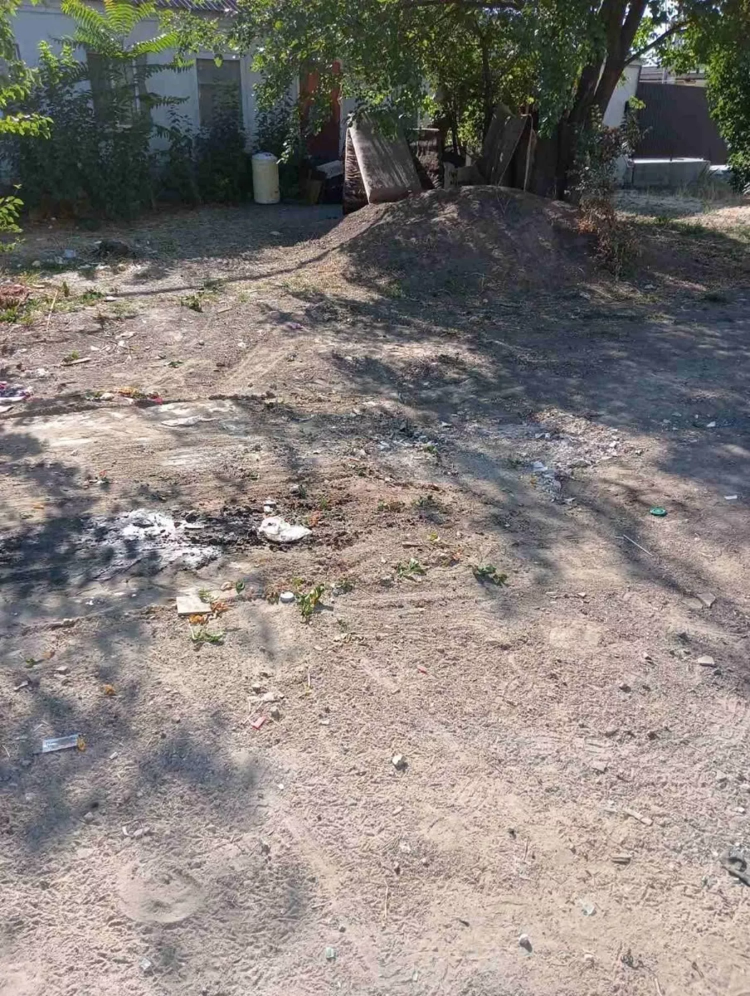 Інгульська адміністрація відзвітувала, що сміття прибрали. Фото адміністрації району