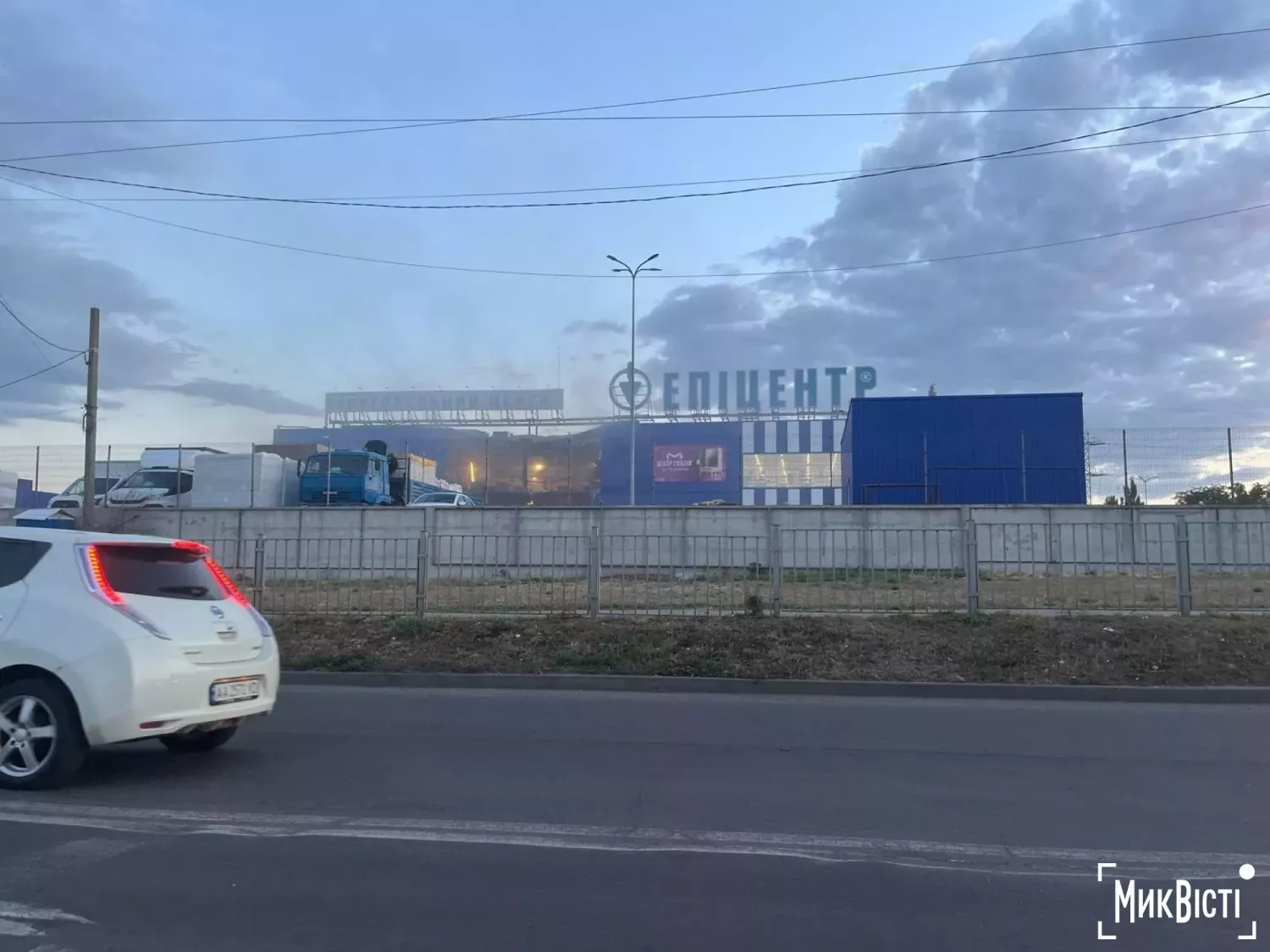 Росіяни вдарили по «Епіцентру» в Миколаєві. Фото МикВісті