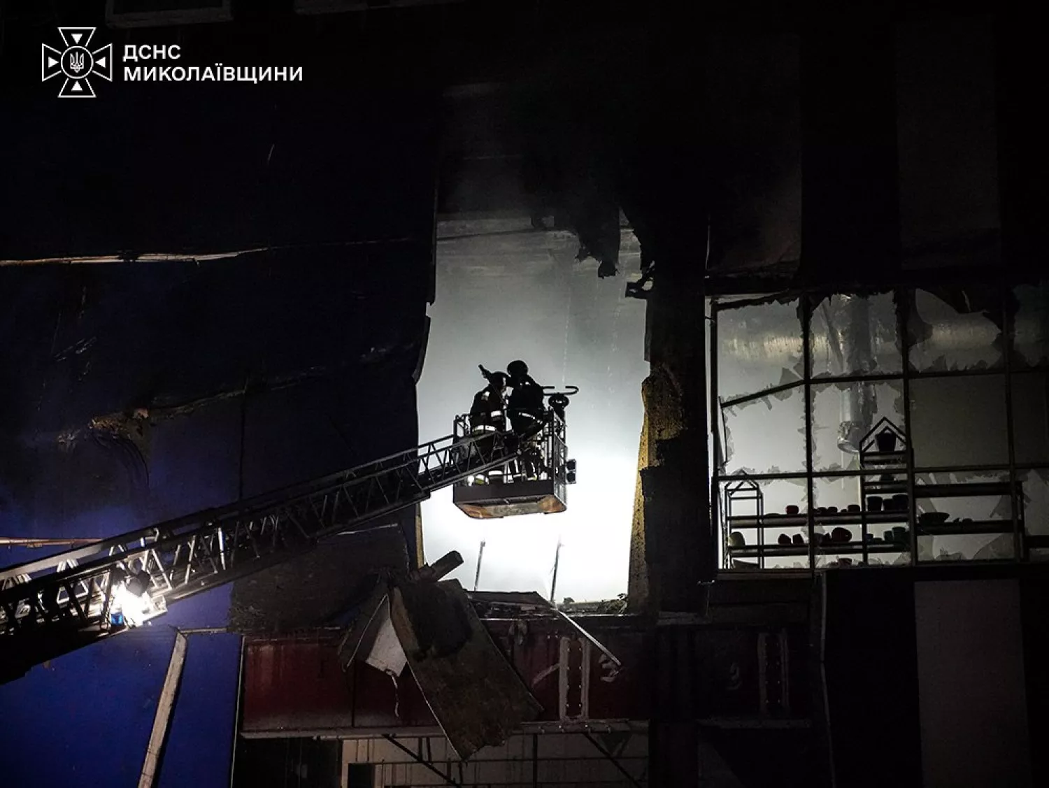 Рятувальників відводили через повторні удари: ДСНС показала кадри з «Епіцентру»