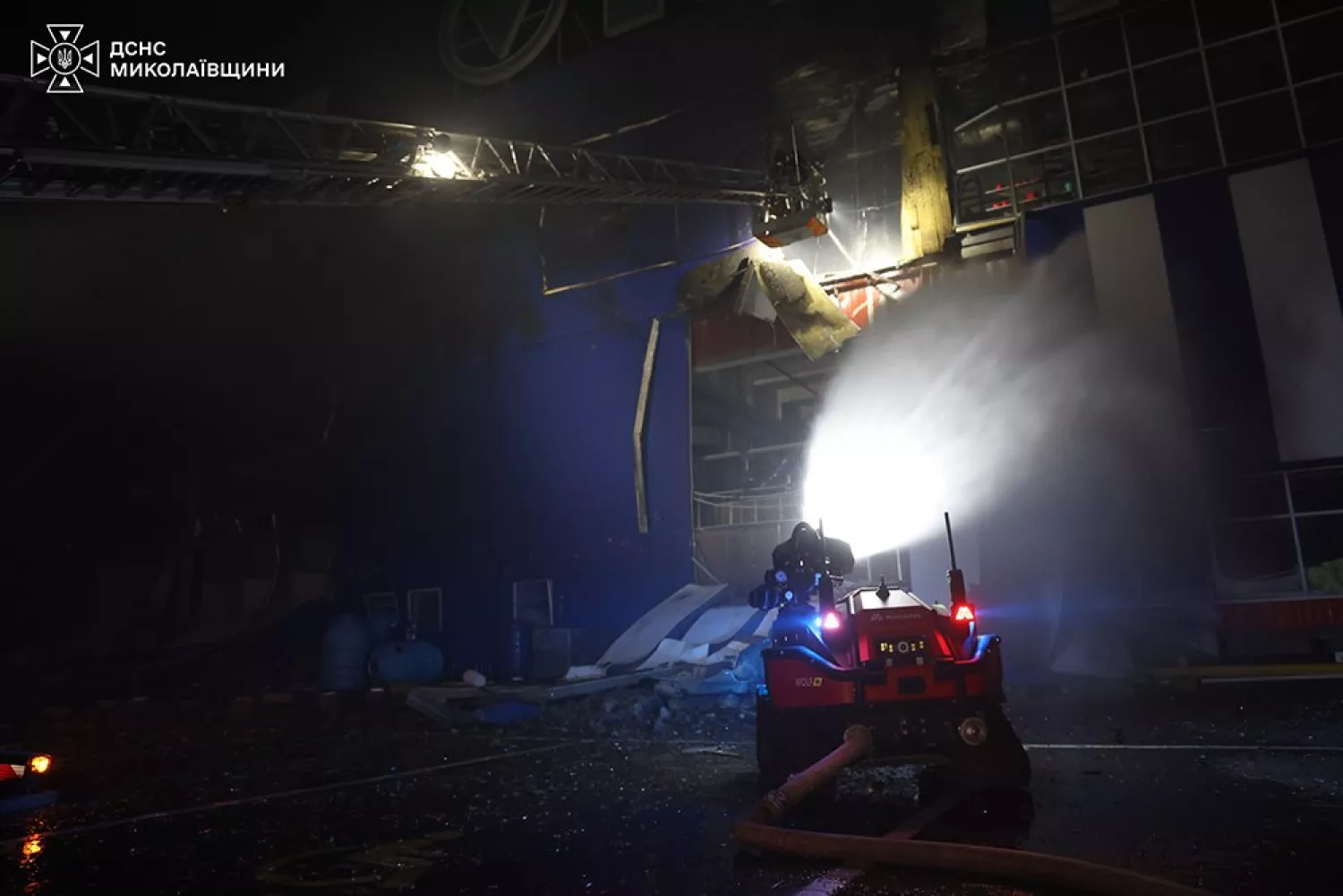 Рятувальників відводили через повторні удари: ДСНС показала кадри з «Епіцентру»