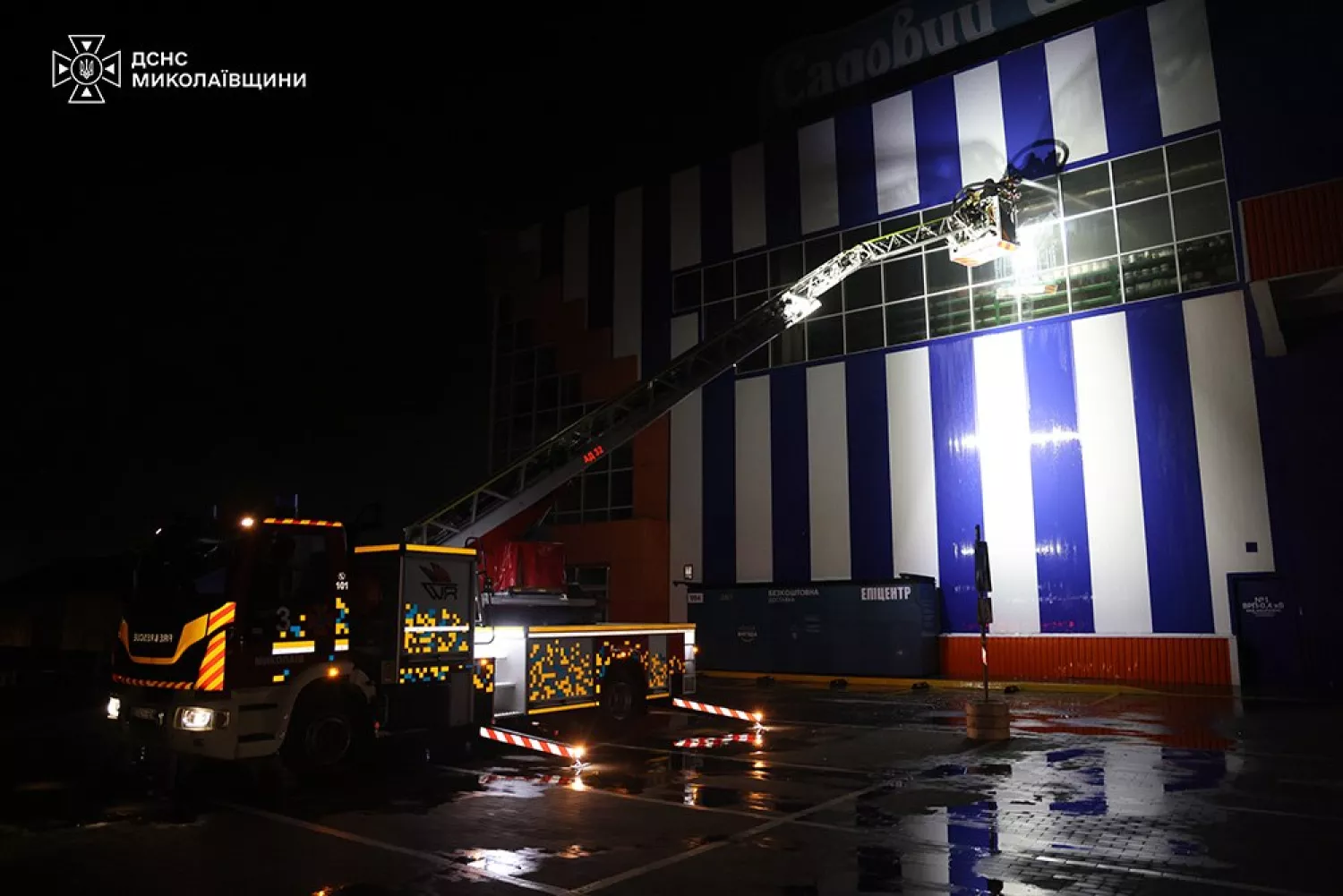Рятувальників відводили через повторні удари: ДСНС показала кадри з «Епіцентру»