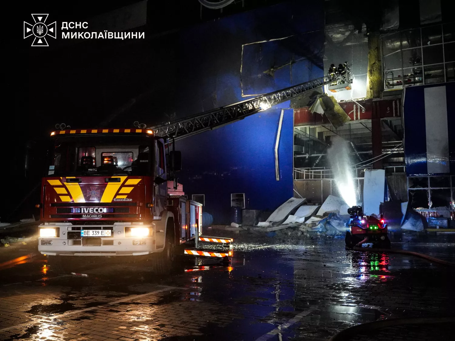 Рятувальників відводили через повторні удари: ДСНС показала кадри з «Епіцентру»