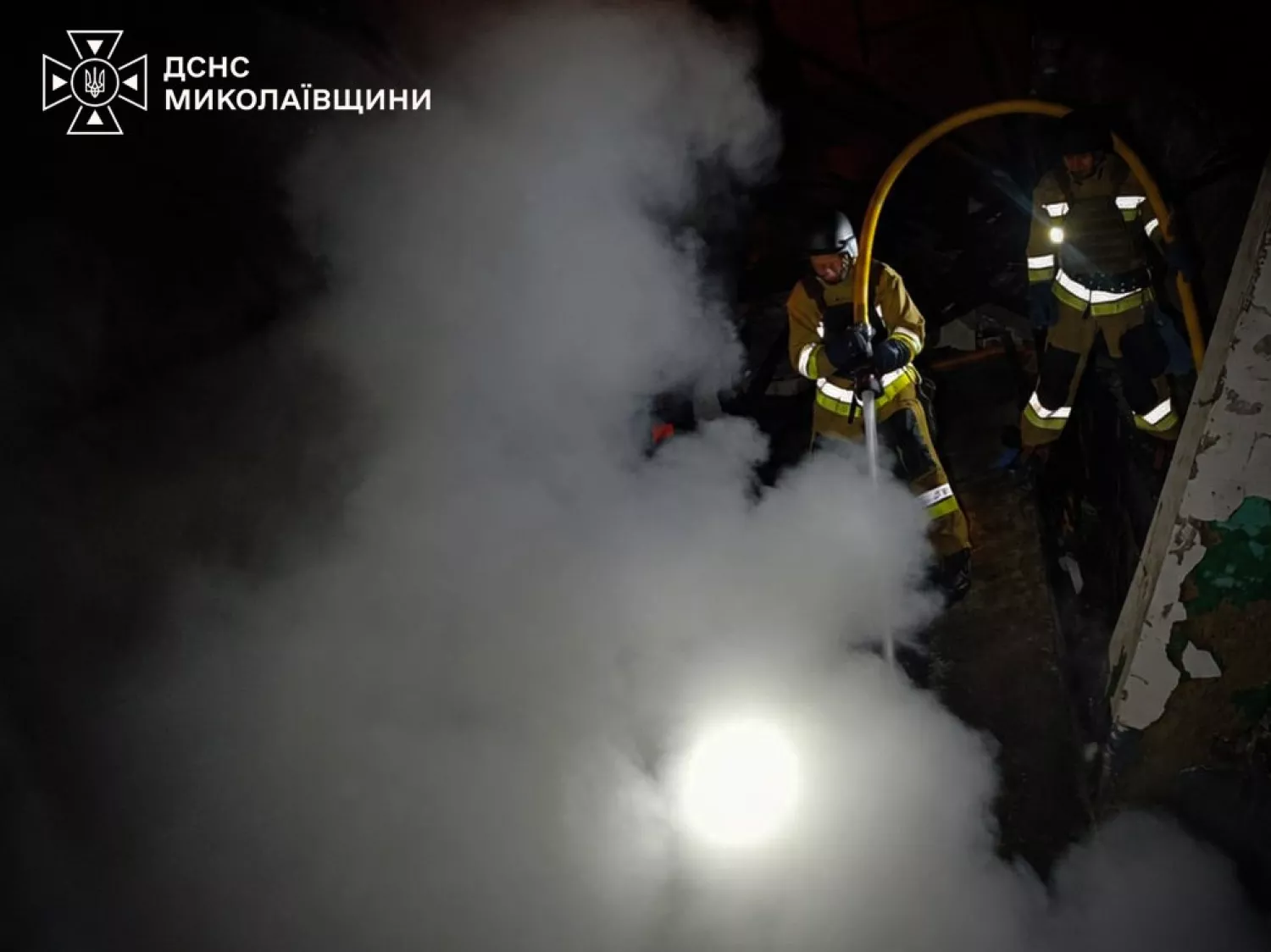 Рятувальників відводили через повторні удари: ДСНС показала кадри з «Епіцентру»
