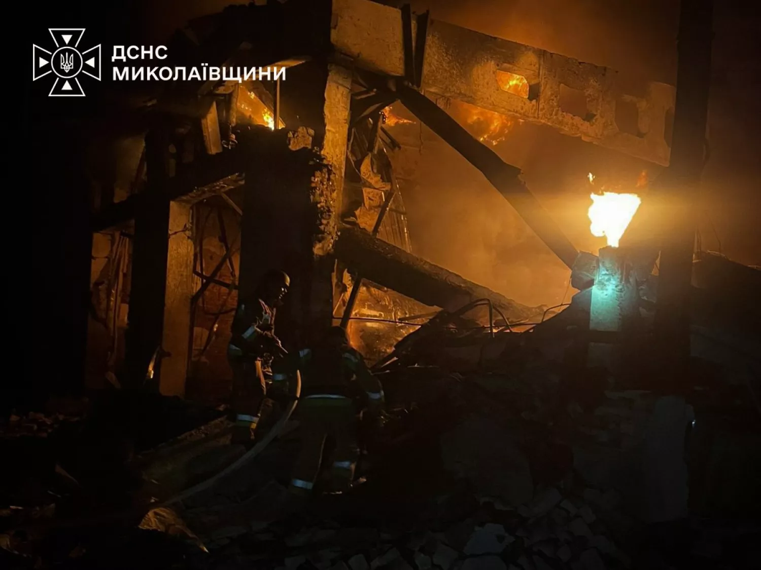 Рятувальників відводили через повторні удари: ДСНС показала кадри з «Епіцентру»