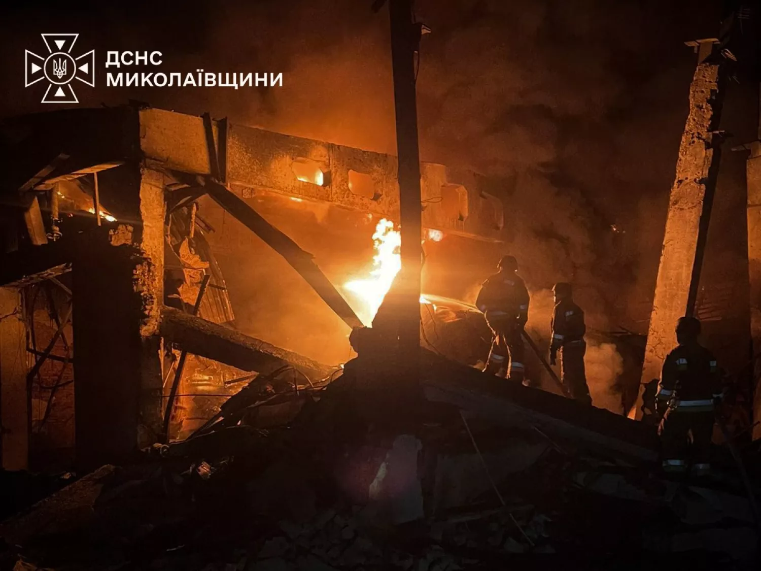 Рятувальників відводили через повторні удари: ДСНС показала кадри з «Епіцентру»