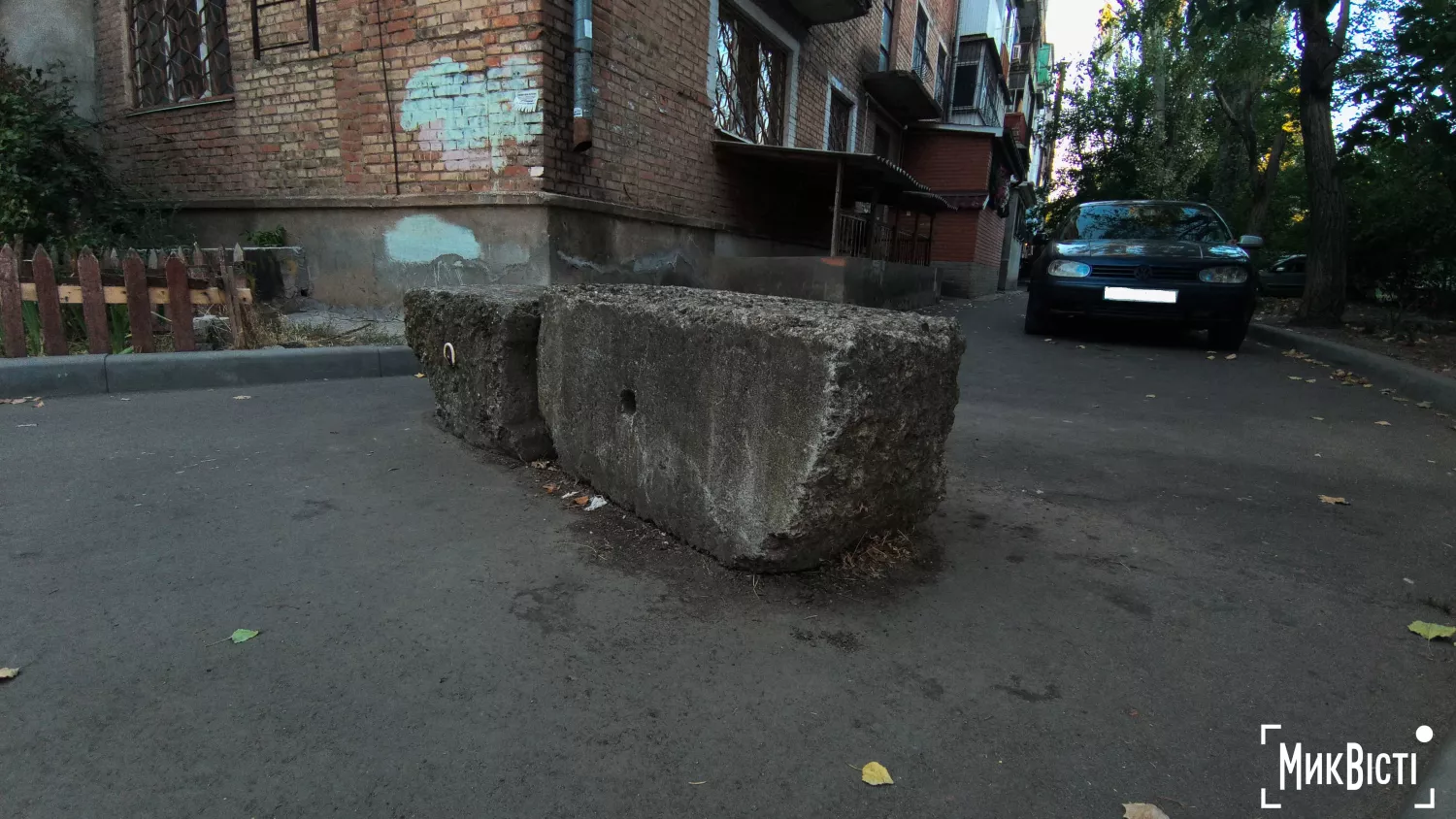 Самовільно встановлені бетонні блоки по вул. Ігоря Бедзая. Фото: НикВести