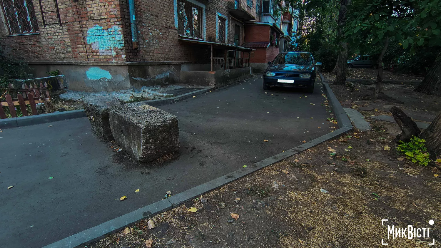 Самовільно встановлені бетонні блоки по вул. Ігоря Бедзая. Фото: НикВести