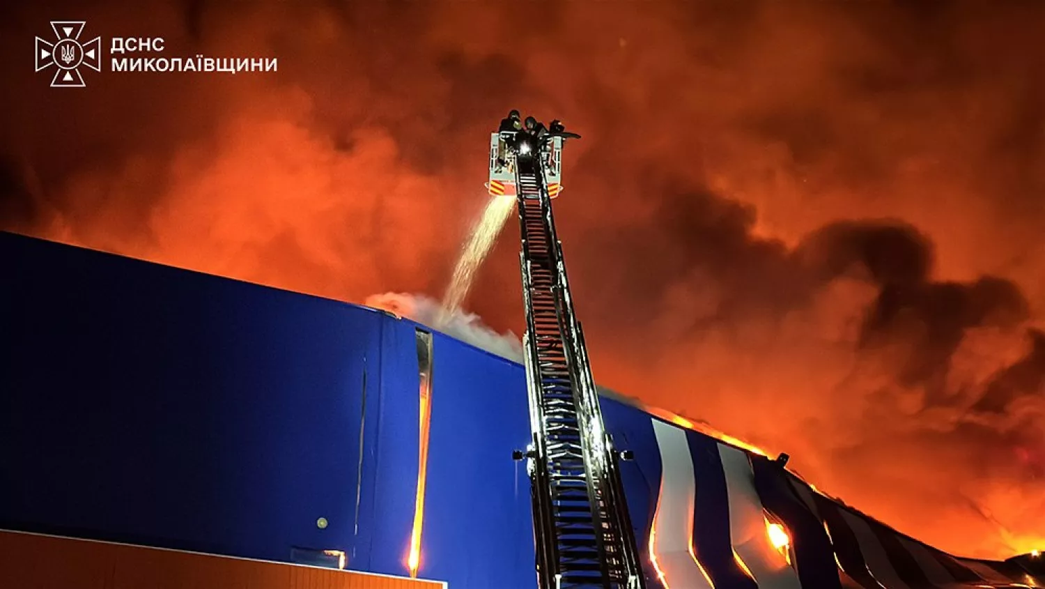 Росіяни поцілили в Епіцентр у Миколаєві 4 вересня. Фото: ДСНС