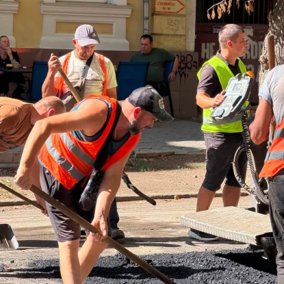 У центрі Миколаєва почали відновлювати дорогу після ремонту теплотраси. Фото: ТЕЦ