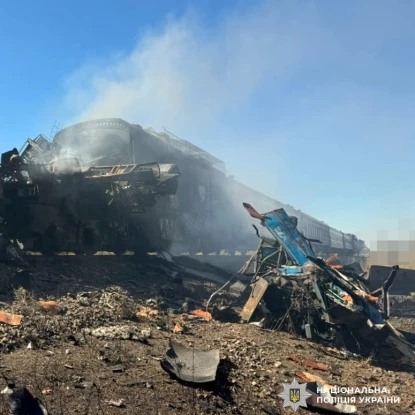 Поліція показала фото наслідків атаки «Шахедами» на потяг «Миколаїв–Херсон». Фото: Нацполіція
