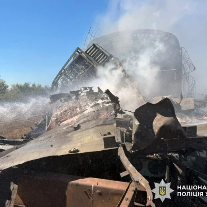Поліція показала фото наслідків атаки «Шахедами» на потяг «Миколаїв–Херсон». Фото: Нацполіція