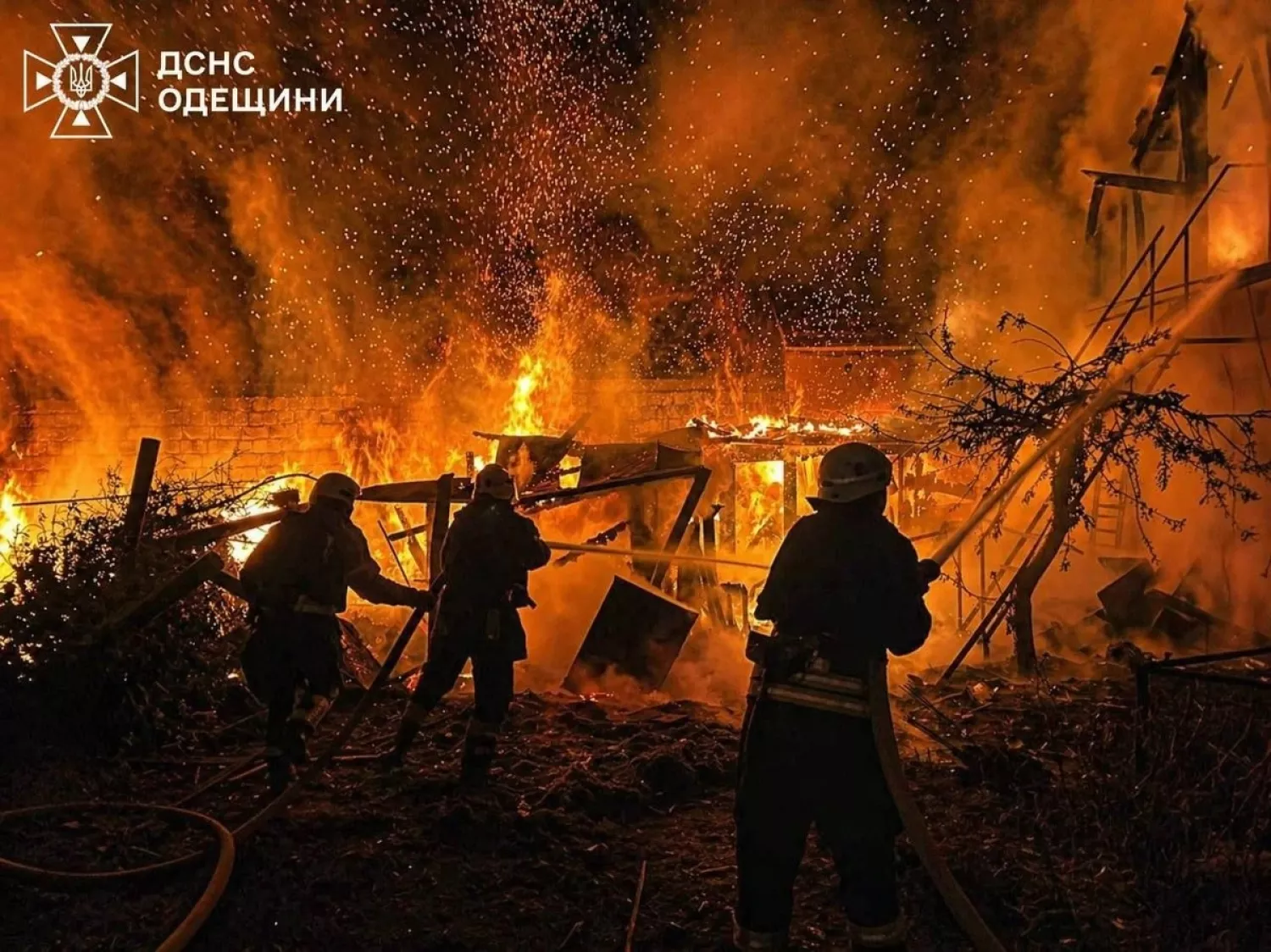 Рятувальники ліквідовують пожежу. Архівне фото: ДСНС