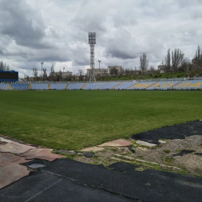 Бігові доріжки на Центральному стадіоні сильно пошкоджені. Фото: архів МикВісті