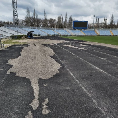 Бігові доріжки на Центральному стадіоні сильно пошкоджені. Фото: архів МикВісті